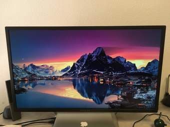 HP Pavilion 32q UHD 1440p monitor Like New 2