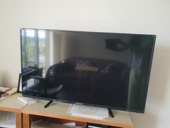 TV 39 inches with warranty and box 1