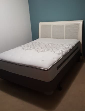 Bed and mattress - Queen size - night stand and lamp 1