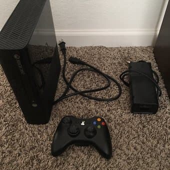Xbox 360 4GB Console + three great games 1