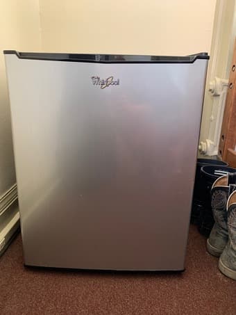 LIKE NEW WHIRLPOOL MINIFRIDGE 1