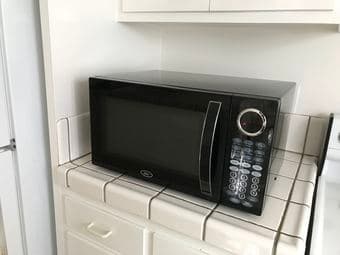 Oster OGB81103 1000Watt 1.1 CuFt Countertop Micrwave Oven - Black 1