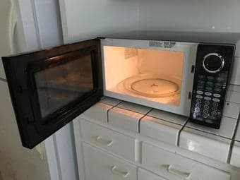 Oster OGB81103 1000Watt 1.1 CuFt Countertop Micrwave Oven - Black 2