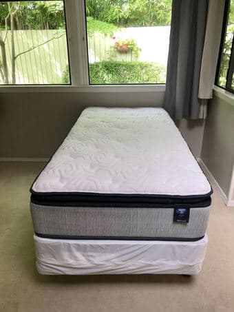 Excellent condition twin bed (mattress and bed frame) 1