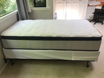 Excellent condition twin bed (mattress and bed frame) 2