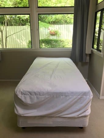 Excellent condition twin bed (mattress and bed frame) 3