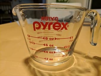 Set of 2 Pyrex measuring cups 2