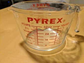 Set of 2 Pyrex measuring cups 3