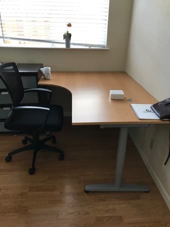 Free desk. Must pick up today before 7 pm 1