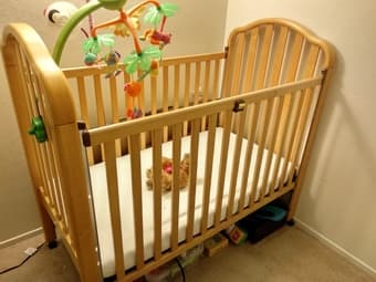 Simmons Crib for sale （婴儿床出售） 1