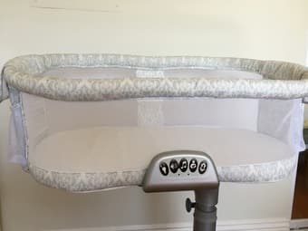 HALO Bassinest Swivel Sleeper + insert + bamboo fitted sheets 2