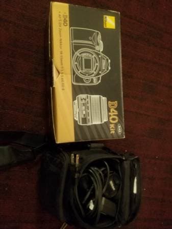 Nikon D40 6.1MP Digital SLR Camera Kit with 18-55mm f/3.5-5.6G ED II A 2