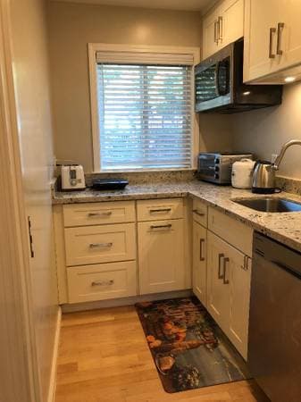 New Furnished Room Walk to Stanford, Female, Aug. 1 - 21 (Flexible) 1