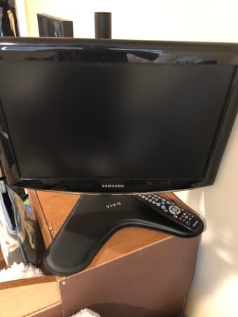 19" Samsung Flatscreen TV (w/ Remote) 1