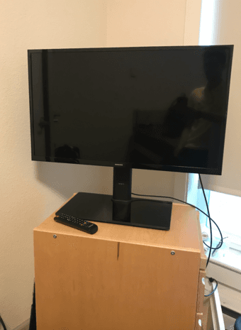SAMSUNG TV + STAND FOR SALE 1