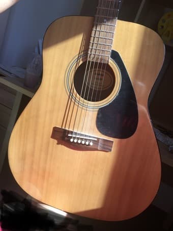 Yamaha F310P Acoustic Guitar; Includes bag, 1 capo and 1 guitar pick 1
