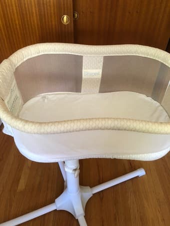 Halo Baby Bassinet (like new) 1