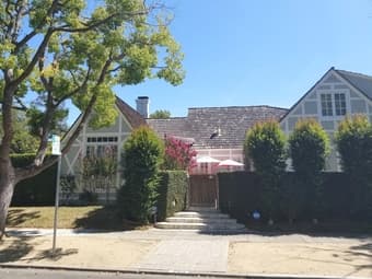 House available Southgate (move in 11/1) 1