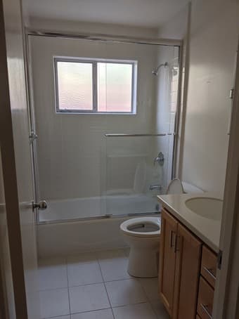 Bedroom w/ bathroom in College Terrace 3