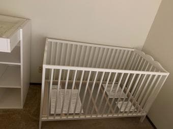 moving out of the country: Baby crib and baby changing table Like new! 2