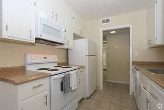 Looking for a female roommate in a 2B2B apartment in Menlo Park (找女室友） 3