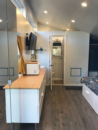 Avail 11/1 Adorable stand alone pool house 2