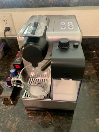 Nespresso De’Longhi Latissima Touch (Like New)! 1