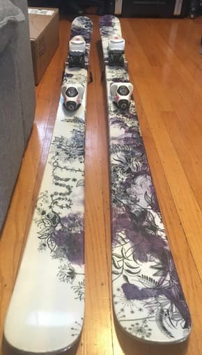 Women's downhill skis with attached bindings 1