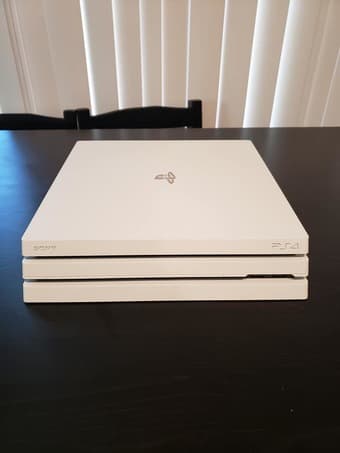 PS4 Pro Glacier White 1TB 3