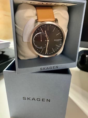 NEW Skagen Leather Smart Watch - A TIMELESS GIFT 2