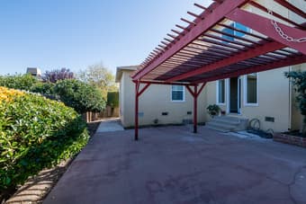 This sunny San Carlos Haus boasts an expansive living/dining space! 2