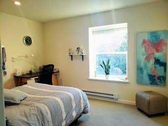 Master bdrm in Prime PA location: 1 block to Stanford, Female only 3