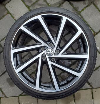 Full set of VW Englishtown wheels 19" with Pirelli P Zero tires 2