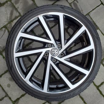Full set of VW Englishtown wheels 19" with Pirelli P Zero tires 3