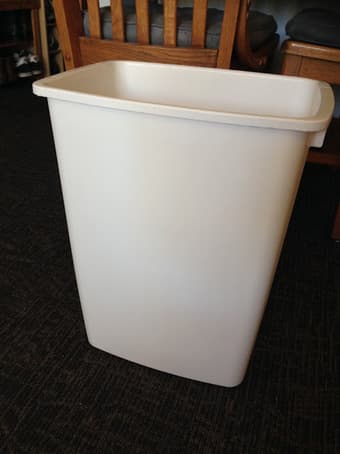 Rubbermaid 9 gallon trash bin (lightly used) 1