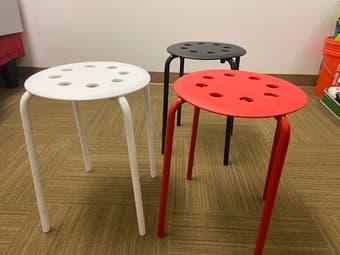 Round wooden desk + stools 1