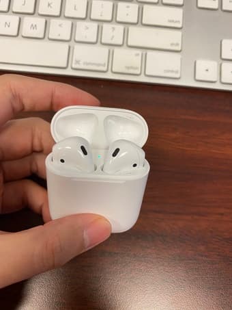 [Used] Apple - AirPods with Charging Case (1st Generation) 3