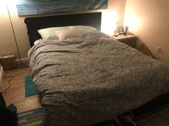 Selling queen mattress + bedframe (very good condition) 1