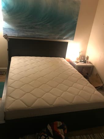 Selling queen mattress + bedframe (very good condition) 2