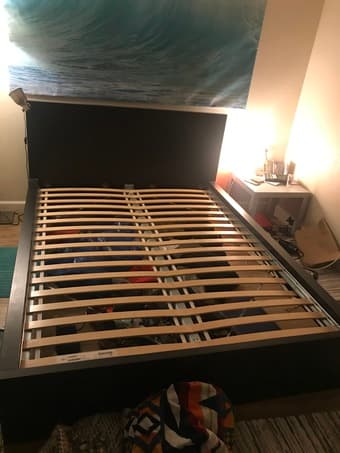 Selling queen mattress + bedframe (very good condition) 3