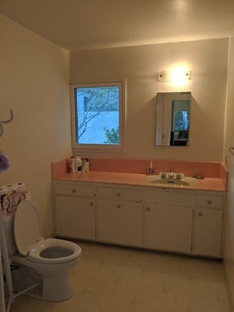 Bedroom w/ private bathroom 5 minute walk to campus in faculty ghetto 3