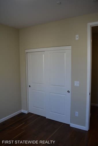 3 bed 2.5 bath townhouse in Redwood City---female only 2