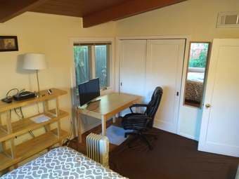 Room w private bathroom in large house, Palo Alto: March 17- April 7 2