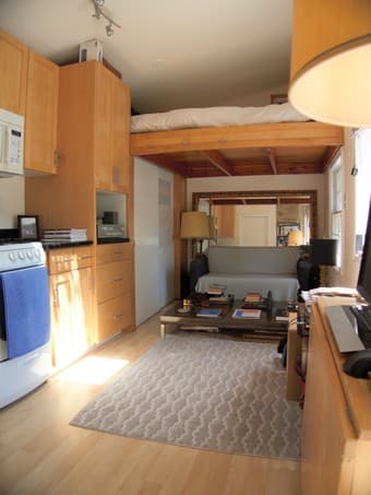 Amazing studio cottage 1 block from campus! Available April 1