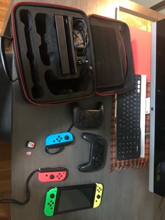 Nintendo switch + 2 pro controller + 2 extra joycon + 64gb microsd +++ 1