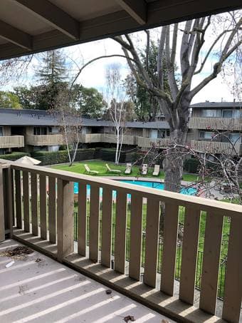 Converted living room with shared bathroom in Palo Alto until 31 July 3