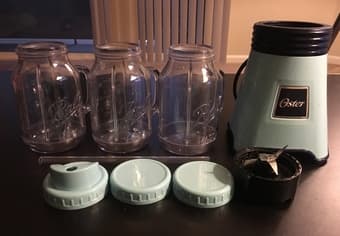 Blender great for personal smoothies, like-new! 1