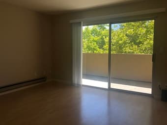 Palo Alto living room w/ private balcony - 12 min bike to campus! 2