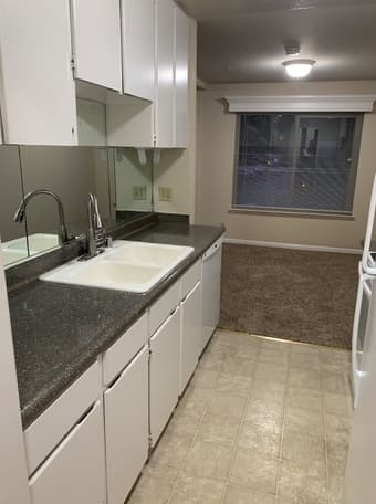 Master bed w/ensuite bath sublease July- Sept Downtown Mountain View 3