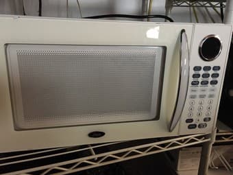 Oster 1000 Watt Tabletop Microwave 1